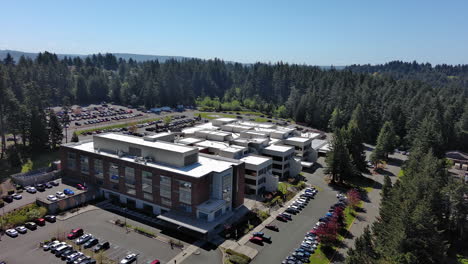 Hospital-Del-área-De-La-Bahía-En-Coos-Bay,-Oregon,-Vista-De-Dron