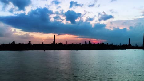 Chimenea-De-Ladrillo-A-Lo-Largo-Del-Río-Shitalakshya-Durante-La-Puesta-De-Sol-En-Bangladesh