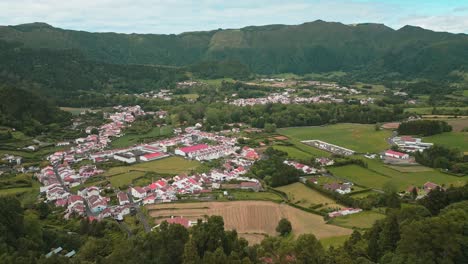 Mirador-De-Lombo-Dos-Milhos,-Un-Pintoresco-Pueblo-En-Las-Exuberantes-Azores,-Portugal,-Vista-Aérea