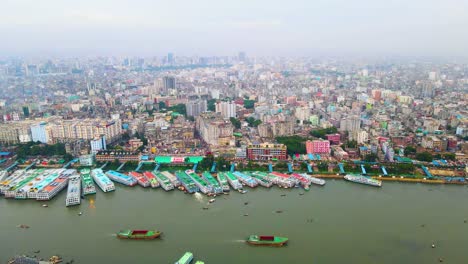 Paisaje-Urbano-Y-Puerto-A-Lo-Largo-Del-Río-Buriganga-En-Dhaka,-Bangladesh