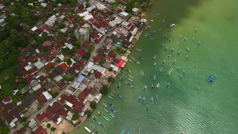 Costa-De-Lombok-Con-Barcos-Y-Casas-Junto-Al-Mar-En-Indonesia,-Vista-Aérea-Gerupuk