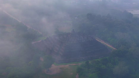 Drohnenansicht-Eines-Nebligen-Morgens-über-Dem-Borobudur-Tempel