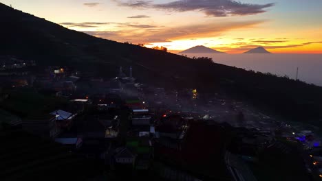 Drohnenansicht-Der-Sonnenaufgangszeit-Im-Dorf-Nepal-Van-Java-Bei-Leicht-Nebligem-Wetter