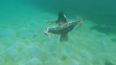 Meerjungfrau-Sirene-Sexy-Frau-Mythisches-Meerestier-Schwimmt-Im-Offenen-Ozeanwasser-Unterwasseraufnahmen