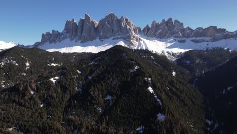 Vista-Aérea-De-Los-Picos-De-Los-Dolomitas-Italianos-Y-El-Bosque-De-Pinos-En-El-Soleado-Día-De-Invierno,-Disparo-De-Drones