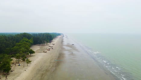 Playa-Del-Mar-De-Kuakata-En-Un-Clima-Sombrío-En-Bangladesh---Disparo-Aéreo-De-Drones