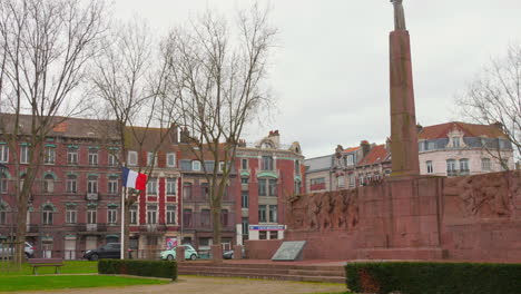 Das-Denkmal-Der-Marine-Füsiliere-Ragt-Hoch-über-Den-Bewölkten-Himmel-In-Dünkirchen,-Frankreich