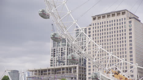 Teleaufnahme-Des-Millennium-Wheel,-Beliebte-Touristenattraktion-Am-Ufer-Der-Themse