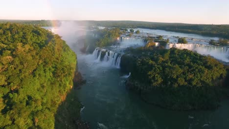 Panoramablick-Auf-Die-Iguazú-Wasserfälle-Mit-üppigem-Grün