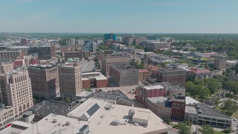 Downtown-Grand-Rapids,-Michigan-with-drone-video-low-and-moving-forward