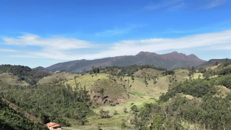 Vista-Panorámica-De-Las-Rocas-En-El-Camino-Hacia-Pico-Dos-Marins-Con-El-Pico-Do-Itaguaré-Al-Fondo