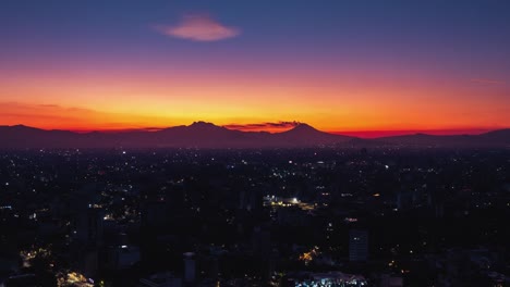 Foto-De-Lapso-De-Bombo-De-La-Distintiva-Ciudad-De-México-Al-Atardecer,-Vista-De-La-Zona-Residencial