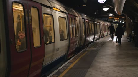 Metro-De-Londres-Saliendo-De-La-Plataforma
