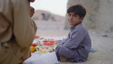 Hermoso-Niño-Con-Traje-Tradicional-Shalwar-Kameez-En-Khuzdar-Baluchistán