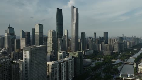 Drohnenaufnahmen-Von-Wolkenkratzern-Und-Wahrzeichen-Im-Zentralen-Geschäftsviertel-Von-Guangzhou-Mit-Entwicklungszentrum