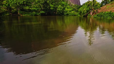 Niedrige-Antenne-Auf-Der-Oberfläche-Eines-Ruhigen-Sees-In-Der-Nähe-Von-Abuja,-Der-Hauptstadt-Von-Nigeria,-Afrika