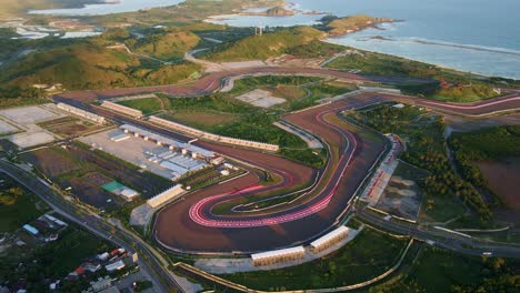 Impresionante-Circuito-De-Mandalika-Por-La-Mañana,-Con-Su-Pista-Curva-Y-El-Impresionante-Mar-Azul-De-Fondo.