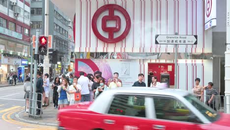 Fußgänger-Warten-An-Einer-Ampel-Vor-Der-Filiale-Der-Chinesischen-Staatlichen-Geschäftsbank-Bank-Of-China-In-Hongkong