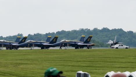 Jets-De-Los-Ángeles-Azules-Estacionados-Con-Un-Avión-En-La-Pista-Uniéndose