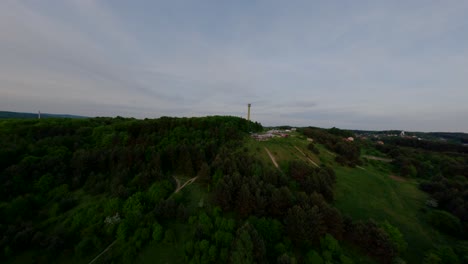 Aussichtsturm-Und-Plattform-In-Der-Wüste-Bledowska-In-Polen,-FPV-Luftumlaufbahn