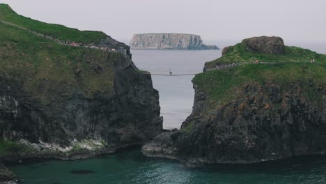 Zurückweichender-Aufsteigender-Schuss-Der-Carrick-a-Rede-Hängebrücke