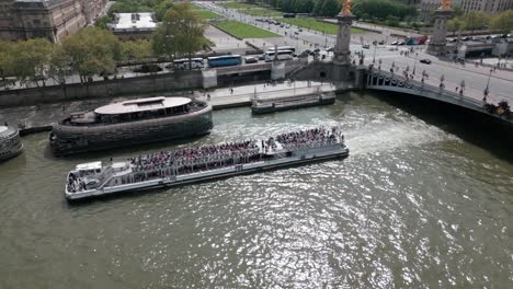 Boat-navigating-along-La-Seine-in-Paris-Pont-Alexandre-III