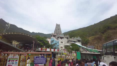 Una-Multitud-De-Peregrinos-Llegó-Al-Templo-Marudhamalai-Murugan-En-Tamil-Nadu,-India