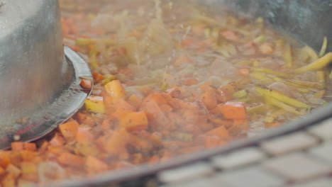 Freír-Comida-Tradicional-Colorida-De-Uzbekistán-En-Receta-De-Metal