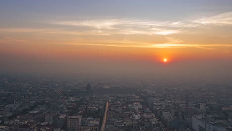 Hype-Lapse-Aufnahme-Der-Markanten-Mexikanischen-Stadt-Bei-Sonnenuntergang,-Blick-Auf-Das-Wohngebiet