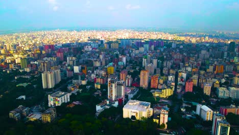 Reveladora-Toma-Aérea-De-Un-Dron-De-La-Capital-De-Bangladesh,-Dhaka