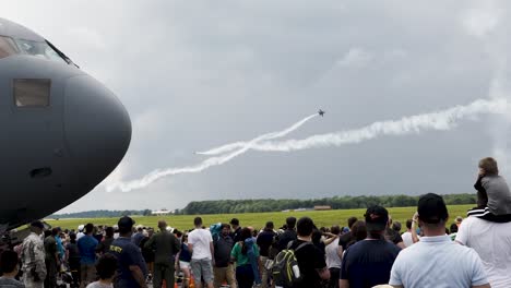 Die-Jets-Der-Blue-Angels-Flogen-In-Zeitlupe-Aneinander-Vorbei,-Nahaufnahme