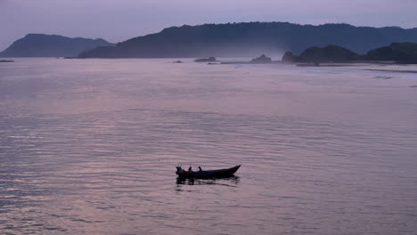 Barco-Tradicional-De-Pescadores-En-Una-Playa-Desierta-De-Lombok-Cerca-Del-Arrecife-De-Cicatrices-De-Surf-En-Sumbawa,-Indonesia-Al-Atardecer