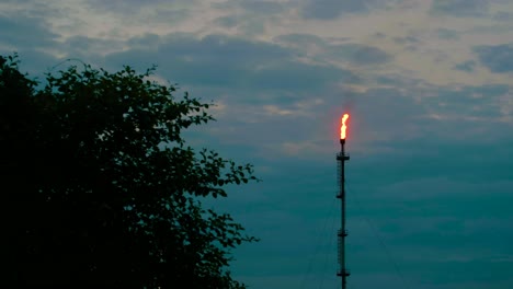 Torre-De-Quema-De-Una-Planta-Industrial-De-Refinería-De-Petróleo