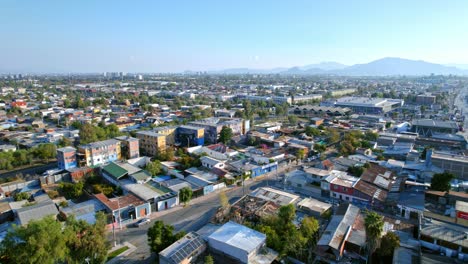 Drohne-überblickt-Stadtpark-Und-Außenbezirke-Von-Santiago-De-Chile-Im-Herbsttageslicht