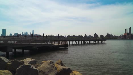 Escena-De-Timelapse-Mirando-A-La-Gente-Del-Bajo-Manhattan-Y-Del-Muelle-Del-Ferry