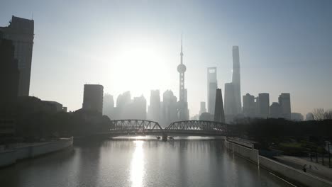 Shanghai,-El-Bund-En-Una-Fría-Mañana-De-Invierno-Con-Una-Ligera-Neblina-Y-Cielos-Despejados