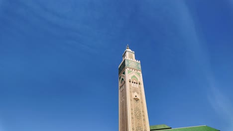 Turm-Minarett-Der-Hassan-II.-Moschee,-Klarer-Blauer-Himmel-In-Casablanca,-Marokko