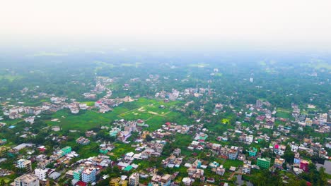 Vista-Aérea-Panorámica-De-Una-Ciudad-Rural-Durante-La-Urbanización-Cerca-De-Dhaka,-Bangladesh