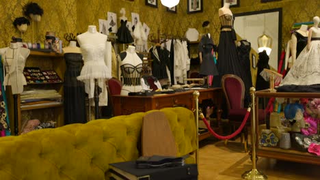 Modeatelier-Präsentiert-Eine-Kollektion-Eleganter-Abendkleider-Und-Korsetts,-Die-Exquisite-Handwerkskunst-Und-Zeitlosen-Stil-Widerspiegeln