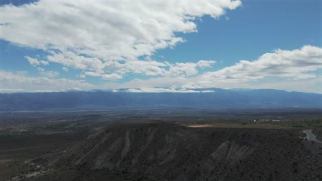 Cielo-Nublado-Con-Cerros-Y-Montañas-Lejanas,-Amaicha-Del-Valle,-Tucumán,-Argentina