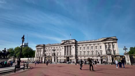Buckingham-Palace-on-a-sunny-morning-with-a-crowd-of-tourists