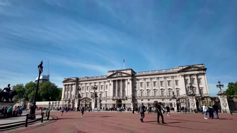 Buckingham-Palace-An-Einem-Sonnigen-Morgen-Mit-Einer-Menge-Touristen