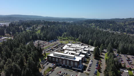 Hospital-Del-área-De-La-Bahía-En-Coos-Bay,-Oregon,-Vista-De-Dron