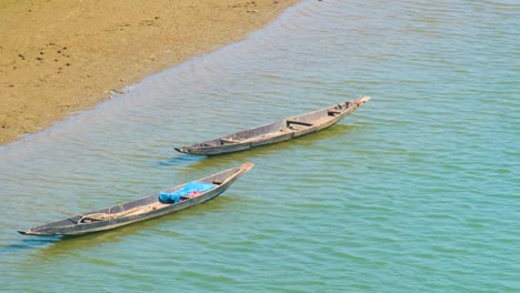 Calm-view-of-canoe-boats-at-riverbank-in-India,-Bangladesh