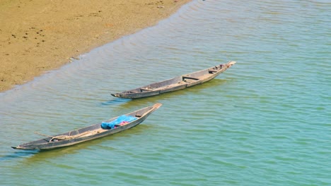 Vista-Tranquila-De-Canoas-En-La-Orilla-Del-Río-En-India,-Bangladesh