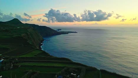 Malerischer-Blick-Auf-Die-Küste-Auf-Einen-Berg-Und-Das-Meer-Bei-Sonnenuntergang-Mit-Dramatischen-Wolken-Am-Himmel