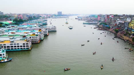 Terminal-De-Ferry-Y-Barcos-De-Madera-En-El-Río-Buriganga-En-Dhaka,-Bangladesh