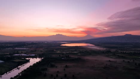 Filmische-Aufnahme-Eines-Wunderschönen-Sees,-Umgeben-Von-Weiten-Landschaften-Bei-Sonnenuntergang,-Mexiko