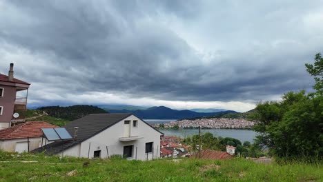 Modernes-Haus-Mit-Solarpanel-In-Der-Nähe-Des-Orestiada-Sees-In-Kastoria,-Griechenland