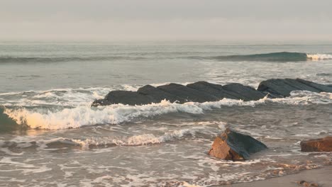 Meereswellen-Plätschern-Abends-über-Die-Steinige-Und-Felsige-Küste-Der-Spanischen-Küste-Und-Veranschaulichen-Die-Raue-Schönheit-Und-Kraft-Der-Natur